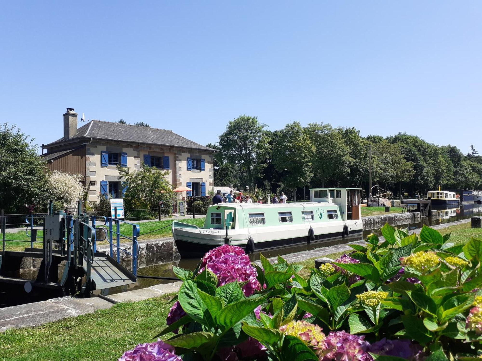 Ille Flottante, Maison Eclusiere Et Hebergements Insolites Sur Le Canal Hede-Bazouges Екстер'єр фото