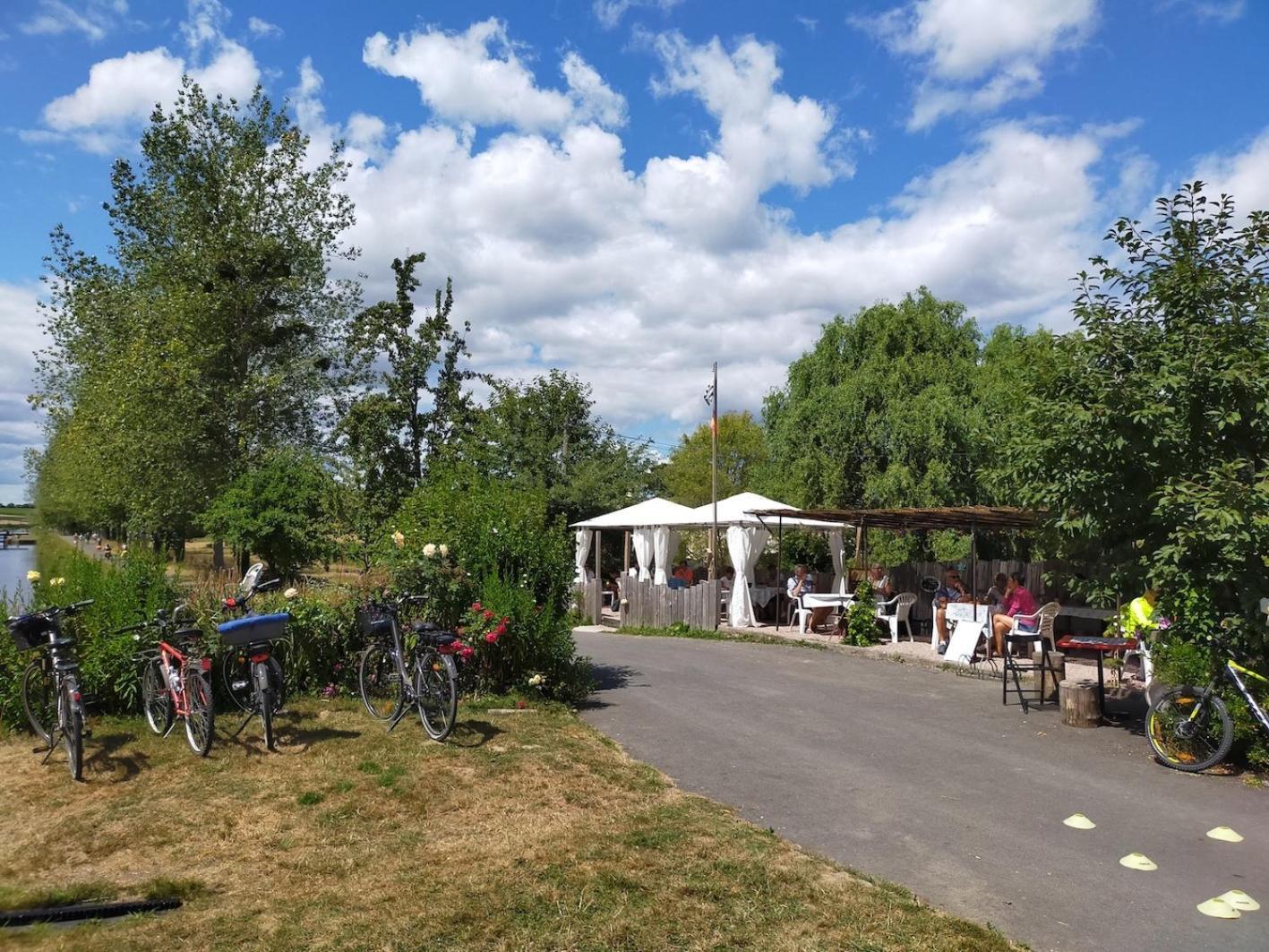 Ille Flottante, Maison Eclusiere Et Hebergements Insolites Sur Le Canal Hede-Bazouges Екстер'єр фото